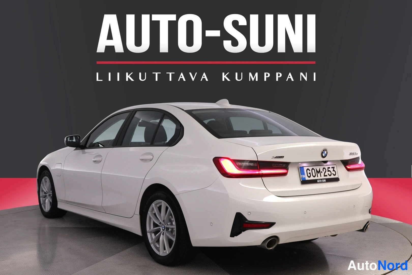 Takaviisto: auton takaosa valkoinen rekisterikilpi