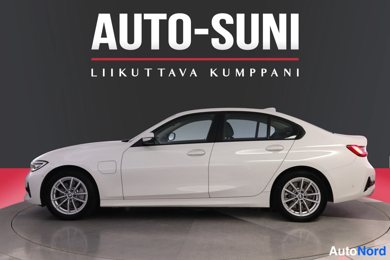 Sivulta: auton kylki valkoinen