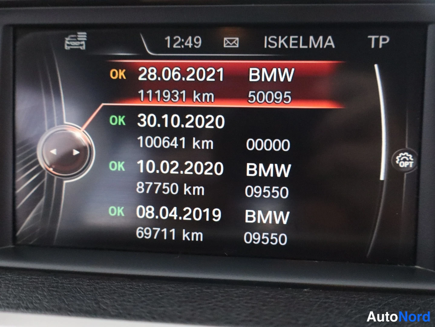 Muu: Auton infotainment-näyttö, jossa huoltohistoria: 28.06.2021 11931 km, 30.10.2020 100641 km, 10.02.2020 87750 km, 08.04.2019 69711 km.