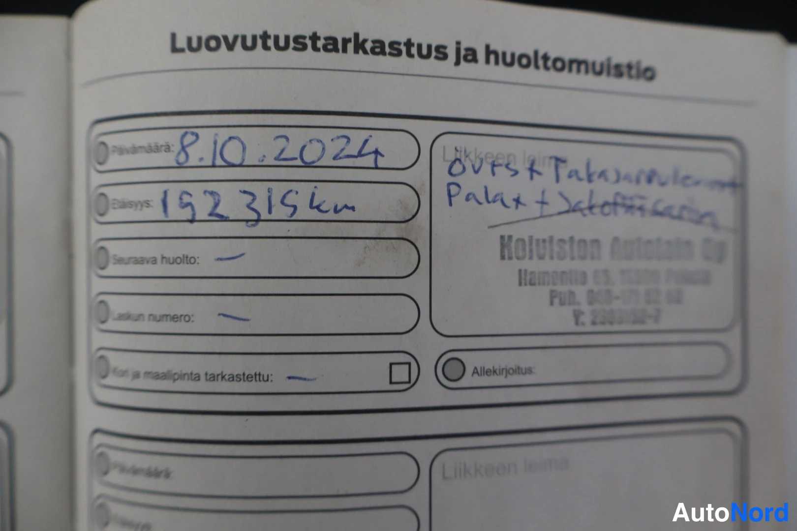 Muu: Huoltokirjan sivu 'Luovutustarkastus ja huoltomuistio' käsinkirjoitetuilla tiedoilla: päivämäärä 8.10.2024, kilometrilukema 152315 km sekä liikkeen leima.