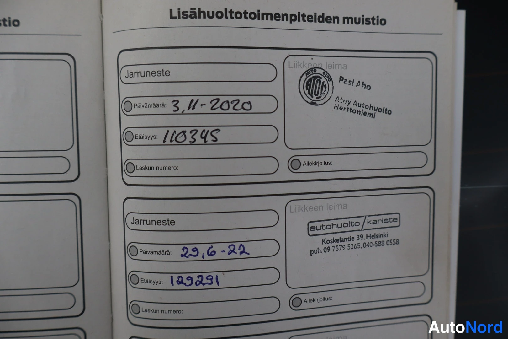 Muu: Huoltokirjan sivu 'Lisähuoltotoimenpiteiden muistio' käsinkirjoituilla jarruneste vaihtotiedoilla, leimoina Atsy Autohuolto Herttoniemi ja autohuolto/kariste.