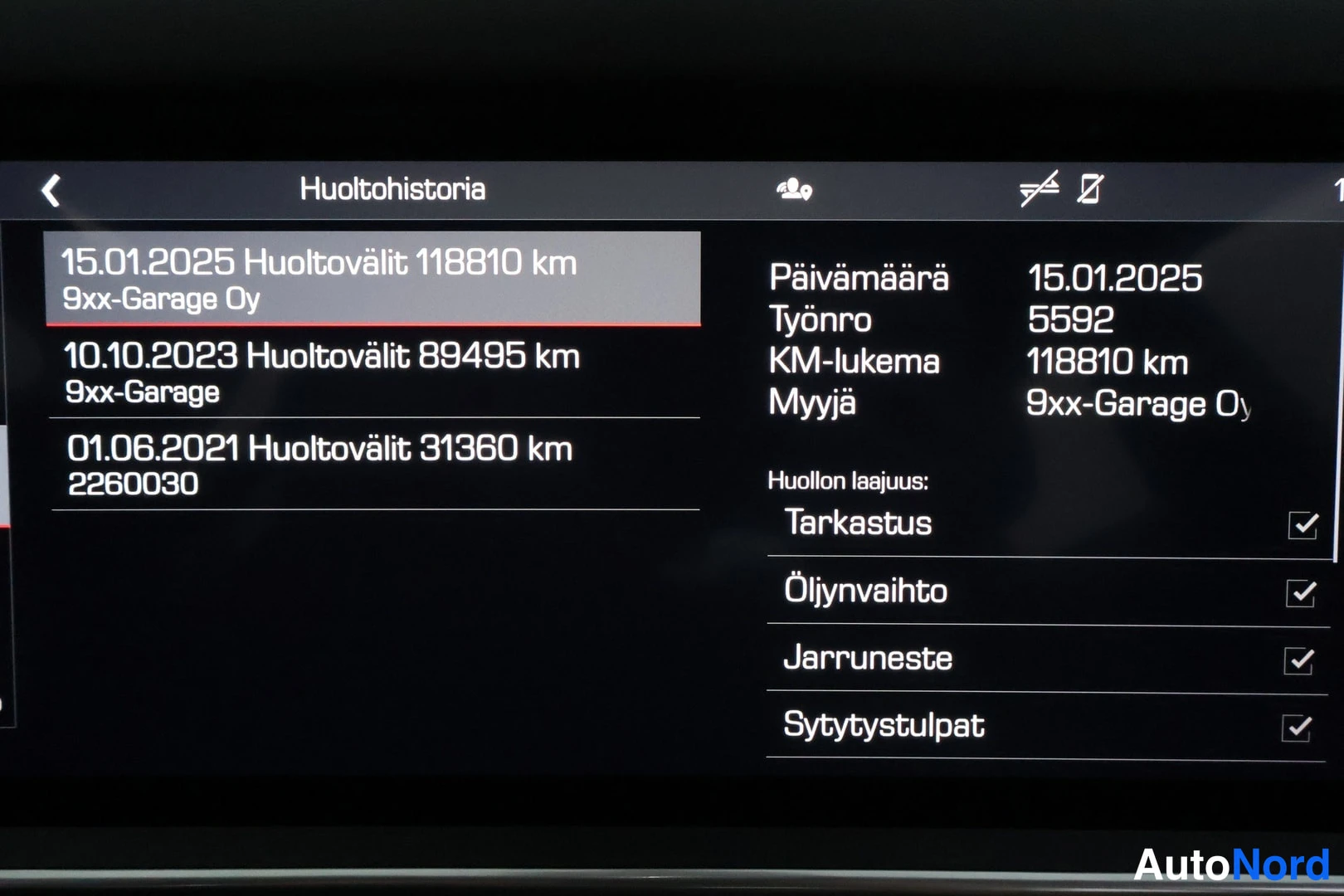 Muu: Näyttö, jossa auton huoltohistoria: huollot merkitty 15.01.2025 (118810 km), 10.10.2023 (89495 km) ja 01.06.2021 (31360 km), yksityiskohdissa päivämäärä, työnro