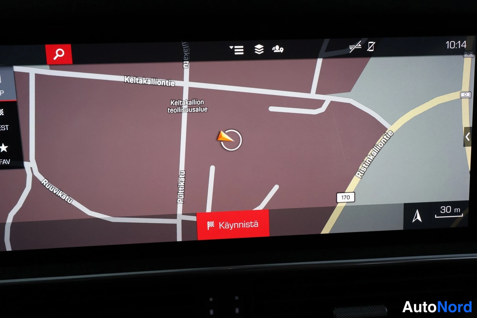 Yksityiskohta: Infotainment touchscreen displaying a map with street names Keltakalliontie, Ruuvikatu, and Poitkatu. The red 'Käynnistä' (Start) button is visible at the botto