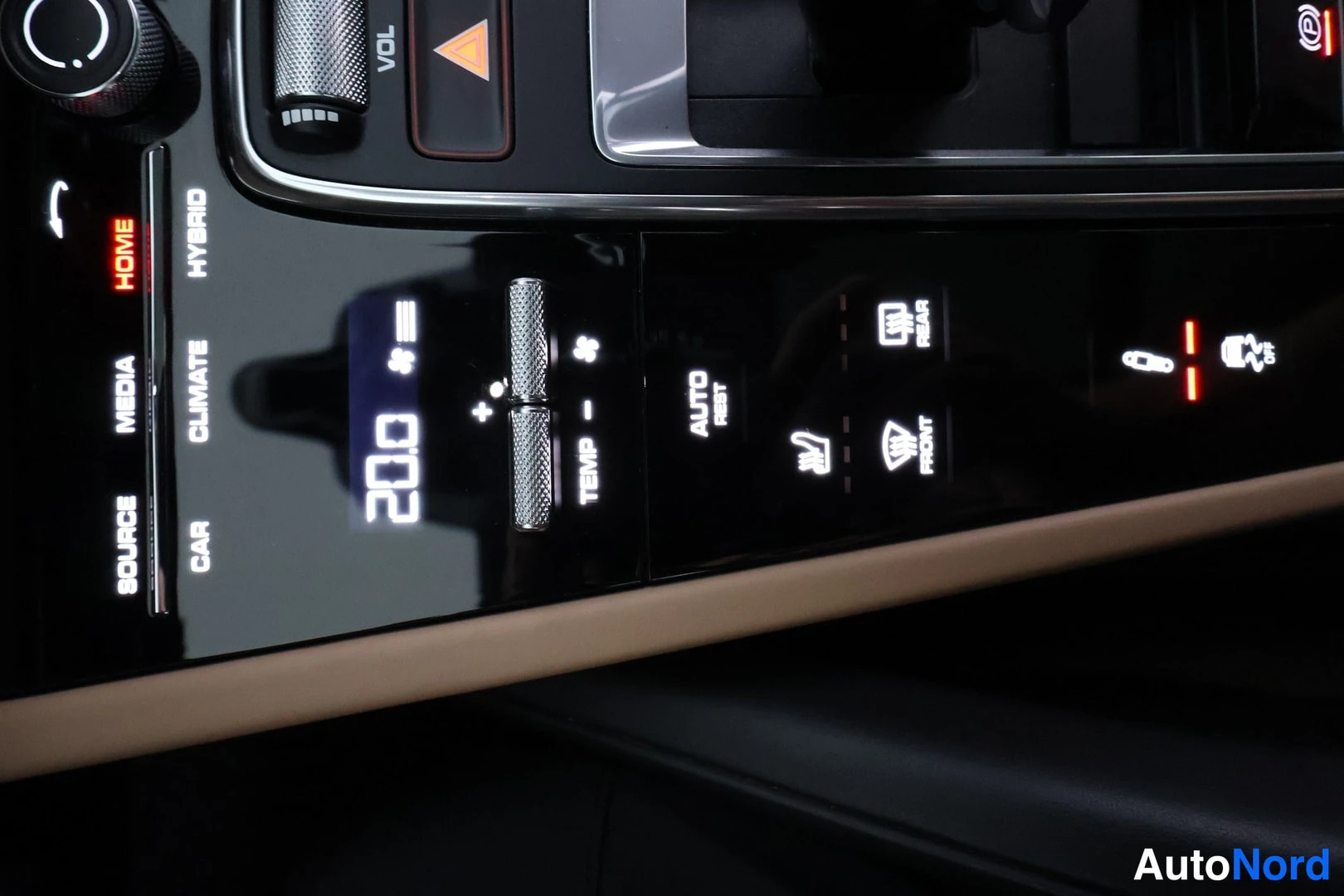 Muu: Keskikonsolin ilmastointipaneeli näyttää lämpötilan 20.0, AUTO REST -toiminnon lisäksi etu- ja takalasinlämmitysnäppäimet