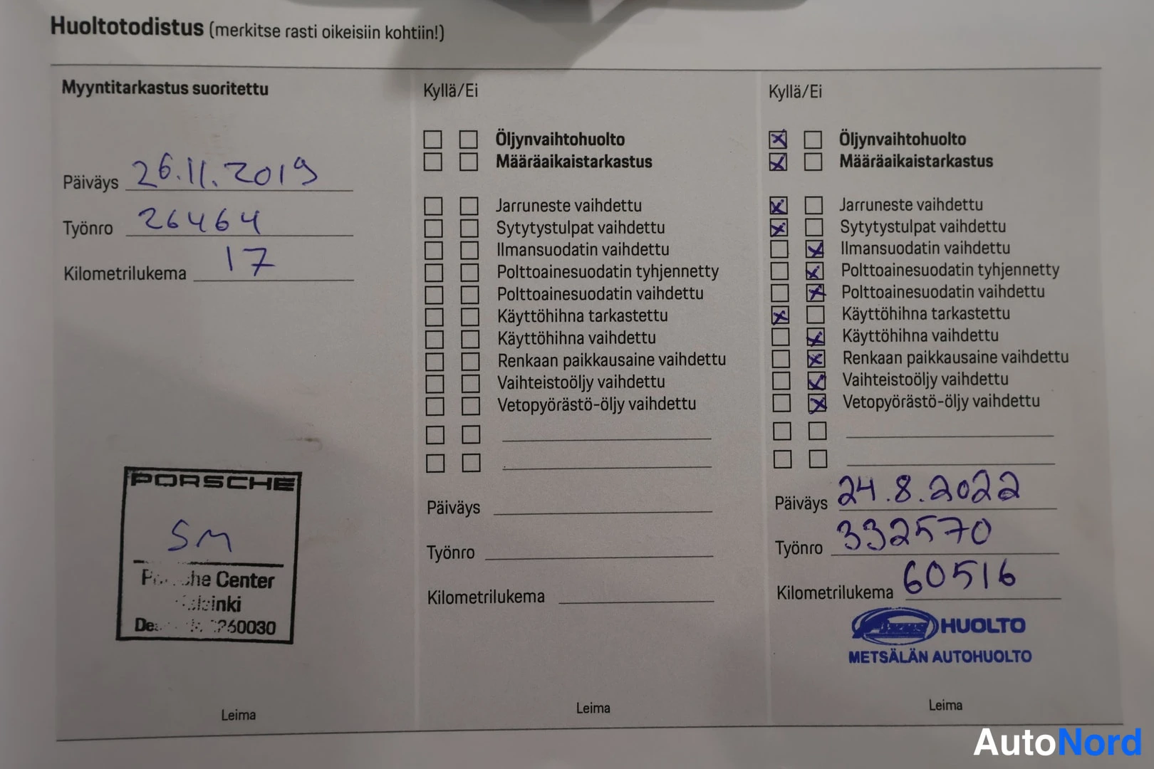 Yksityiskohta: Auton huoltotodistus: myyntitarkastus suoritettu 26.11.2019 ja huolto 24.8.2022, työnumero 332570, kilometrilukema 60516, mukana Porsche Center -leima ja Metsäl