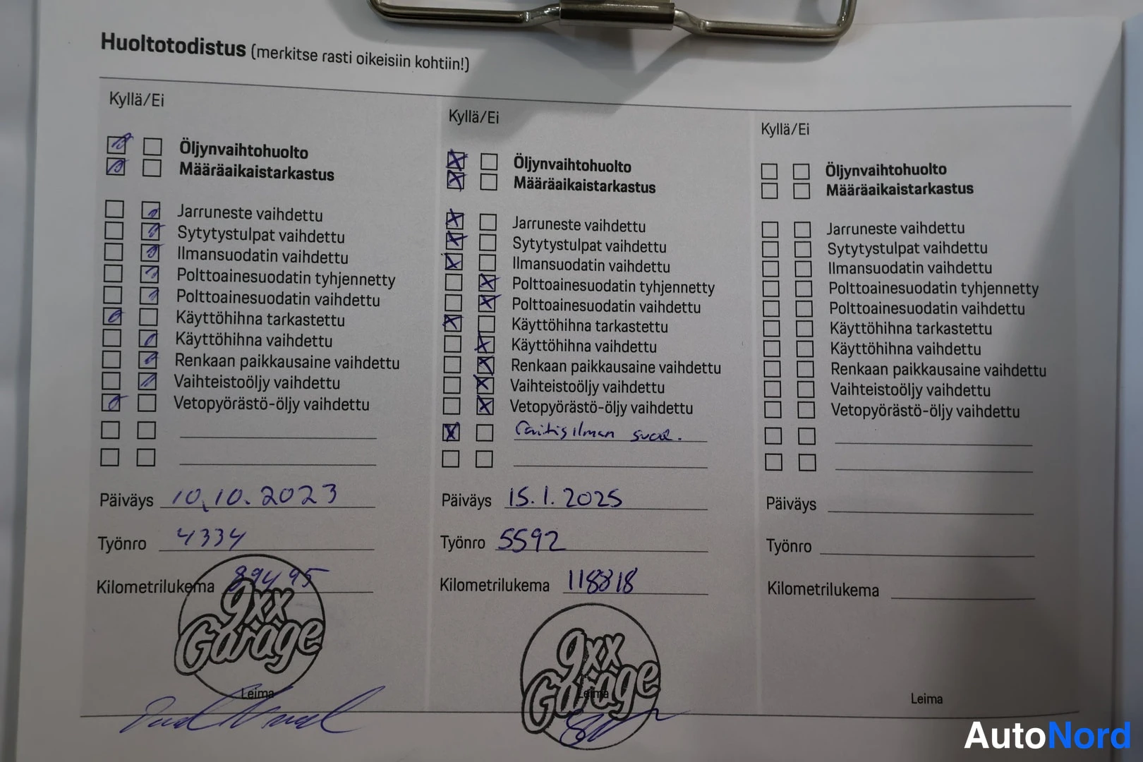 Yksityiskohta: Huoltotodistus kahtena täytettynä palstana: huolto 10.10.2023 kilometrilukemalla 89995 ja huolto 15.1.2025 kilometrilukemalla 118818, molemmat 9xx Garage -leima