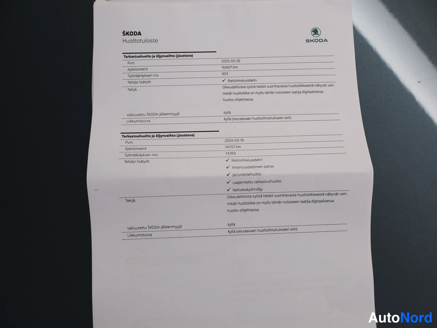Asiakirja: Škoda Huoltotuloste -asiakirja, jossa tarkastushuolto ja öljynvaihto 26.3.2025 (160671 km) ja 19.3.2024 (141157 km).