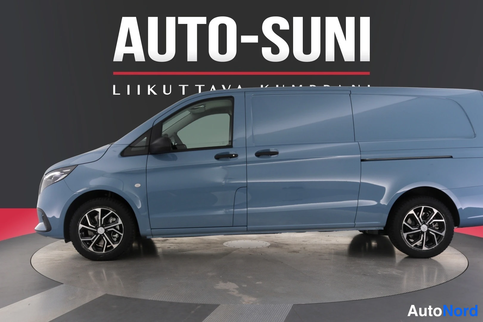 Sivulta: Sivukuva sinisestä pakettiautosta kuvastudio, koko sivuprofiili näkyvissä.