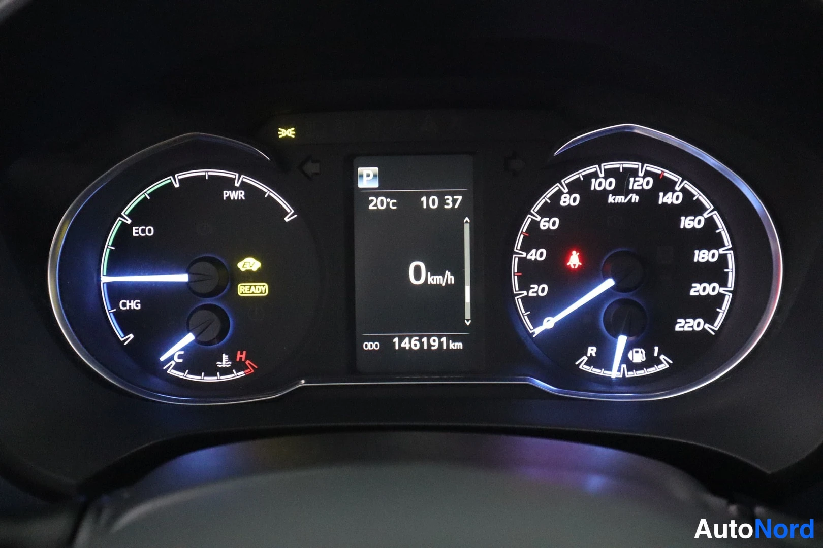 Muu: Mittariston kokonäkuva: nopeusmittari, energiakulutusmittari, aikataulunäyttö ja ODO-lukema 146191 km, READY-merkki valaistuna.