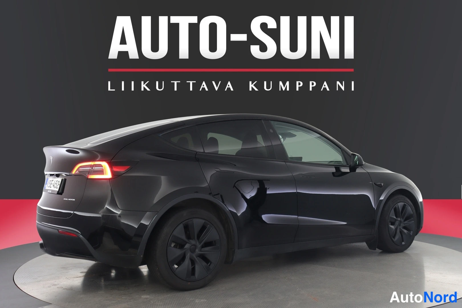 Musta Tesla Model Y 2025, ulkokuva 2 – Lappeenranta
