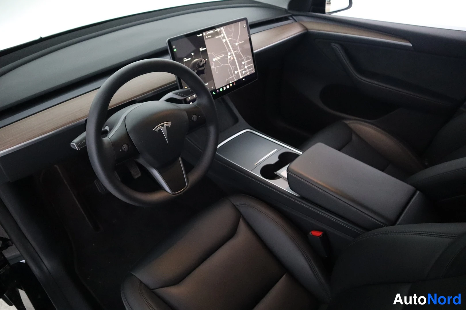 Musta Tesla Model Y 2025, ulkokuva 11 – Lappeenranta