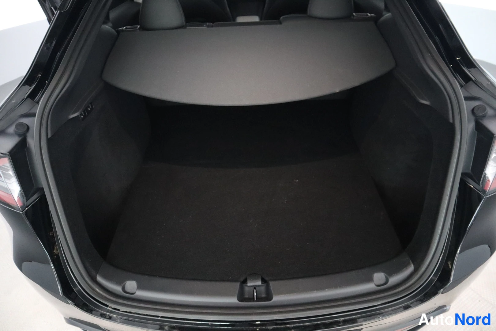 Musta Tesla Model Y 2025, ulkokuva 18 – Lappeenranta