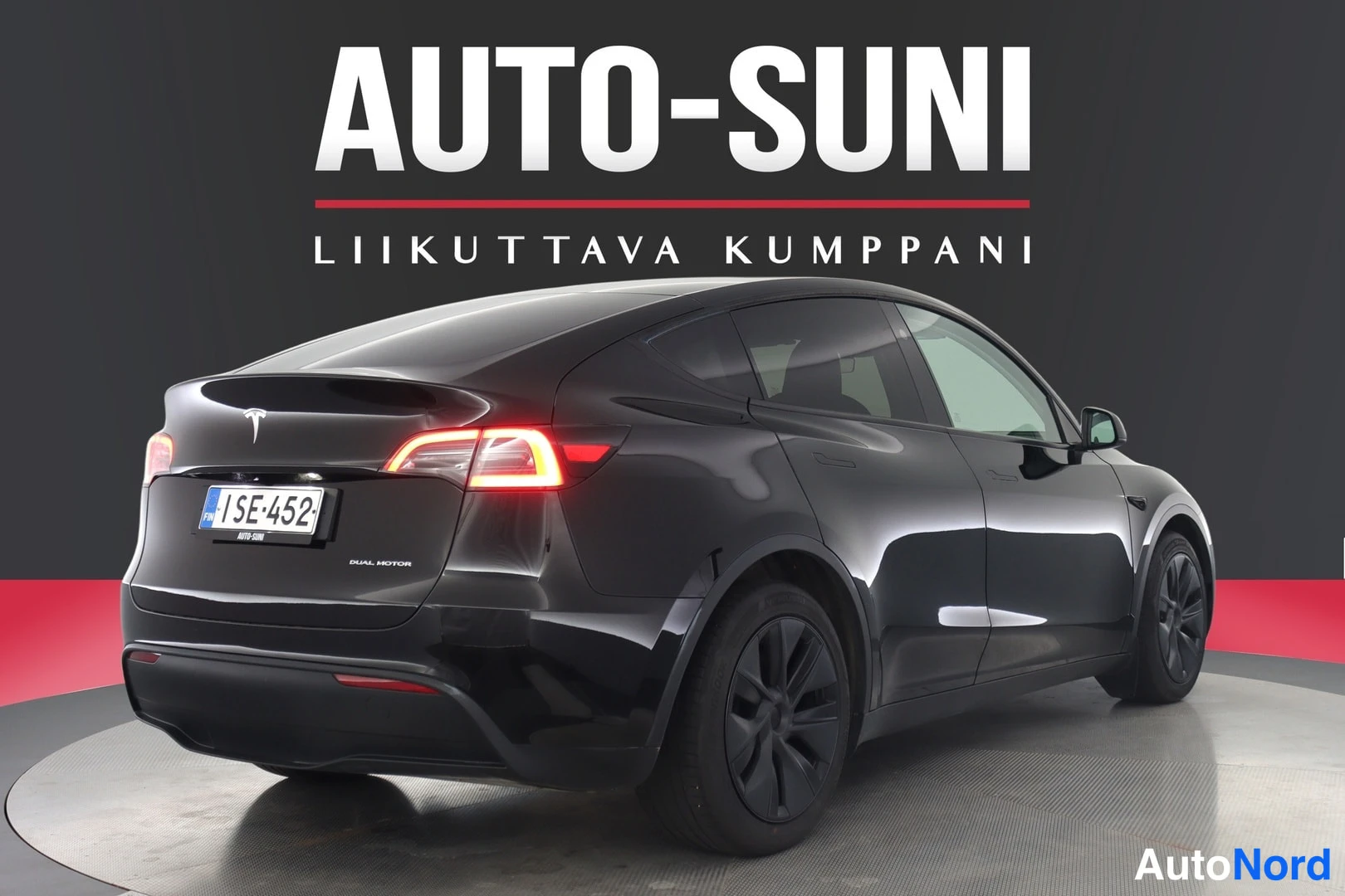 Musta Tesla Model Y 2025, ulkokuva 3 – Lappeenranta