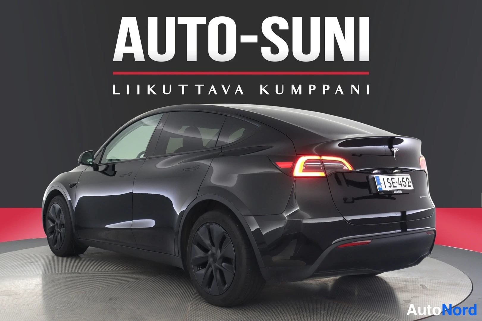 Musta Tesla Model Y 2025, ulkokuva 4 – Lappeenranta