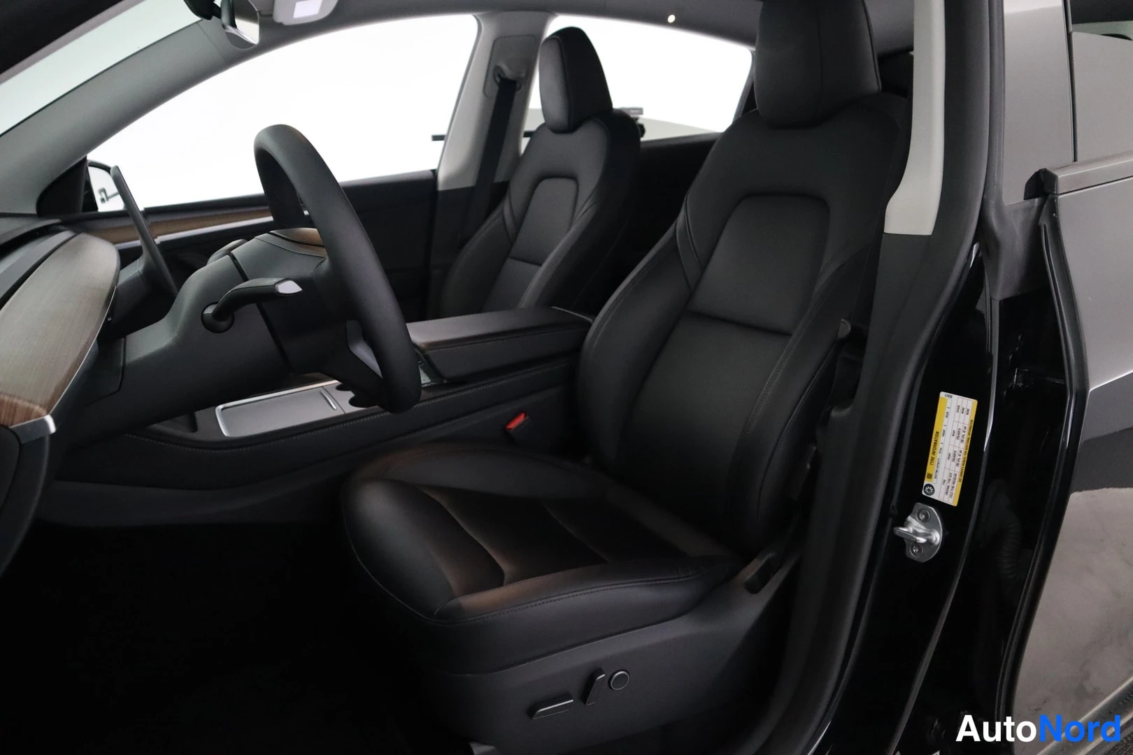 Musta Tesla Model Y 2025, ulkokuva 10 – Lappeenranta
