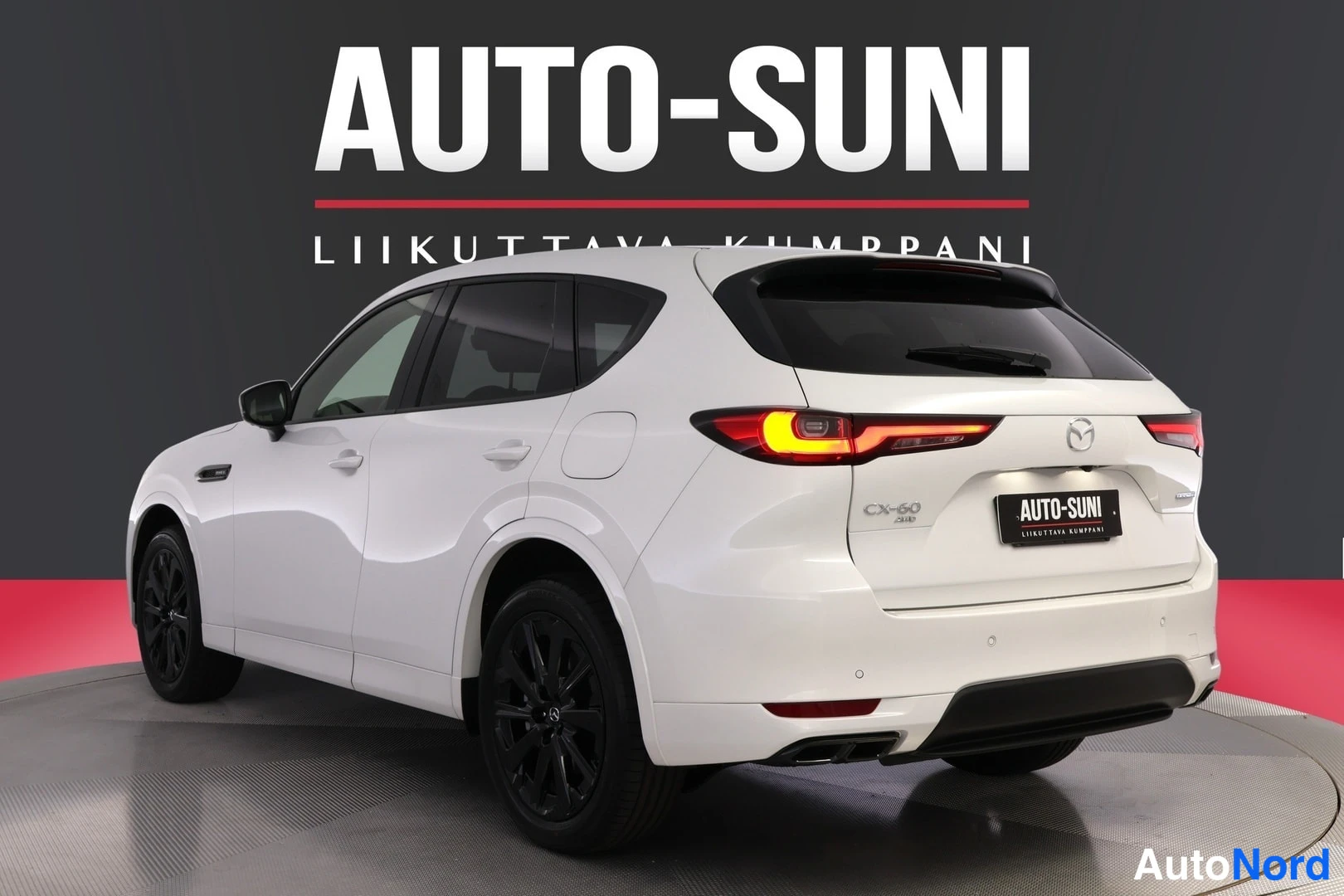 Takaviisto: Valkoinen Mazda CX-60 takaa oikealta sivulta kuvattuna, takavalot ja CX-60-merkintä takaluukussa näkyvissä.