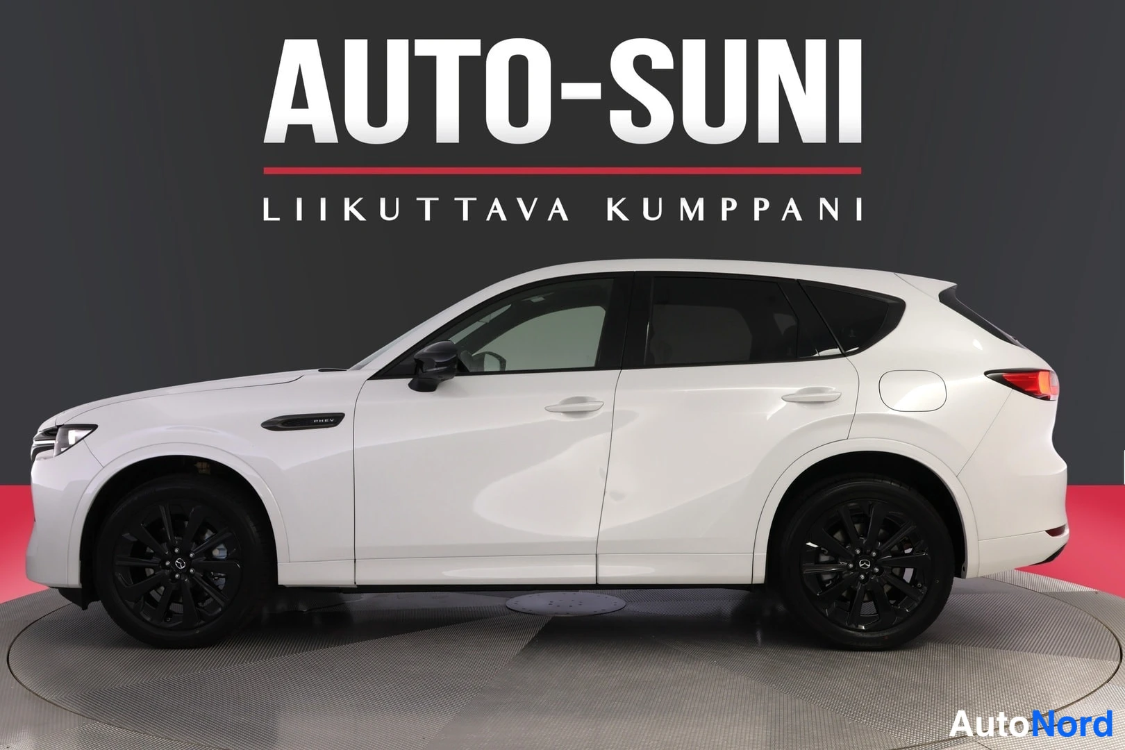 Sivulta: Mazda CX-60, profiilikuva valkoisesta katumaasturista mustilla vanteilla studio­taustaa vasten