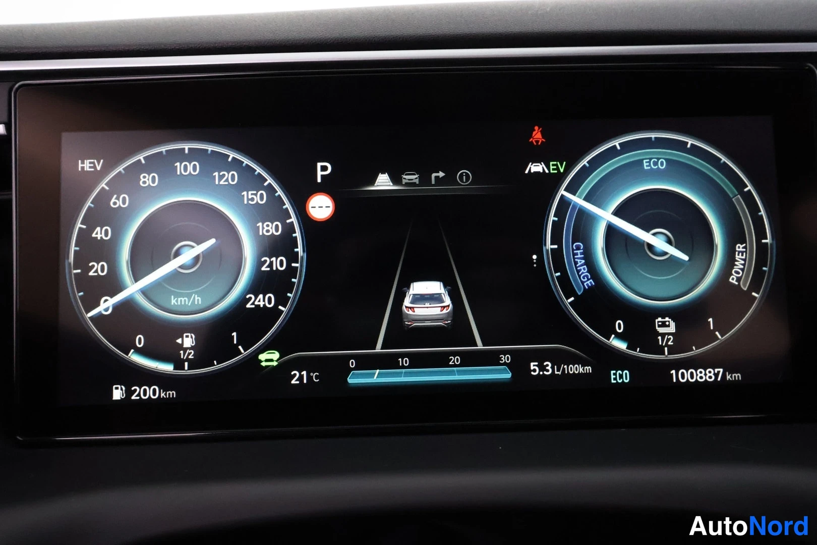 Muu: Digitaalinen mittaristo näyttää HEV-tilan, seisokkitilan P, nopeusmittarin ja ECO/CHARGE/POWER-osoittimen. Matkamittari 100887 km, kesäkumu 5,3 l/100km, ulkoläm