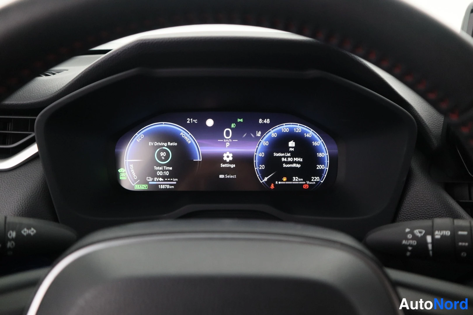 Muu: Instrumenttien näyttö: EV Driving Ratio 90 %, kokonaisaika 00:10, matkamittari 15573 km, nopeus 0 km/h, P, kelvot 220 km, lämpötila 21 °C ja kello 8:48.