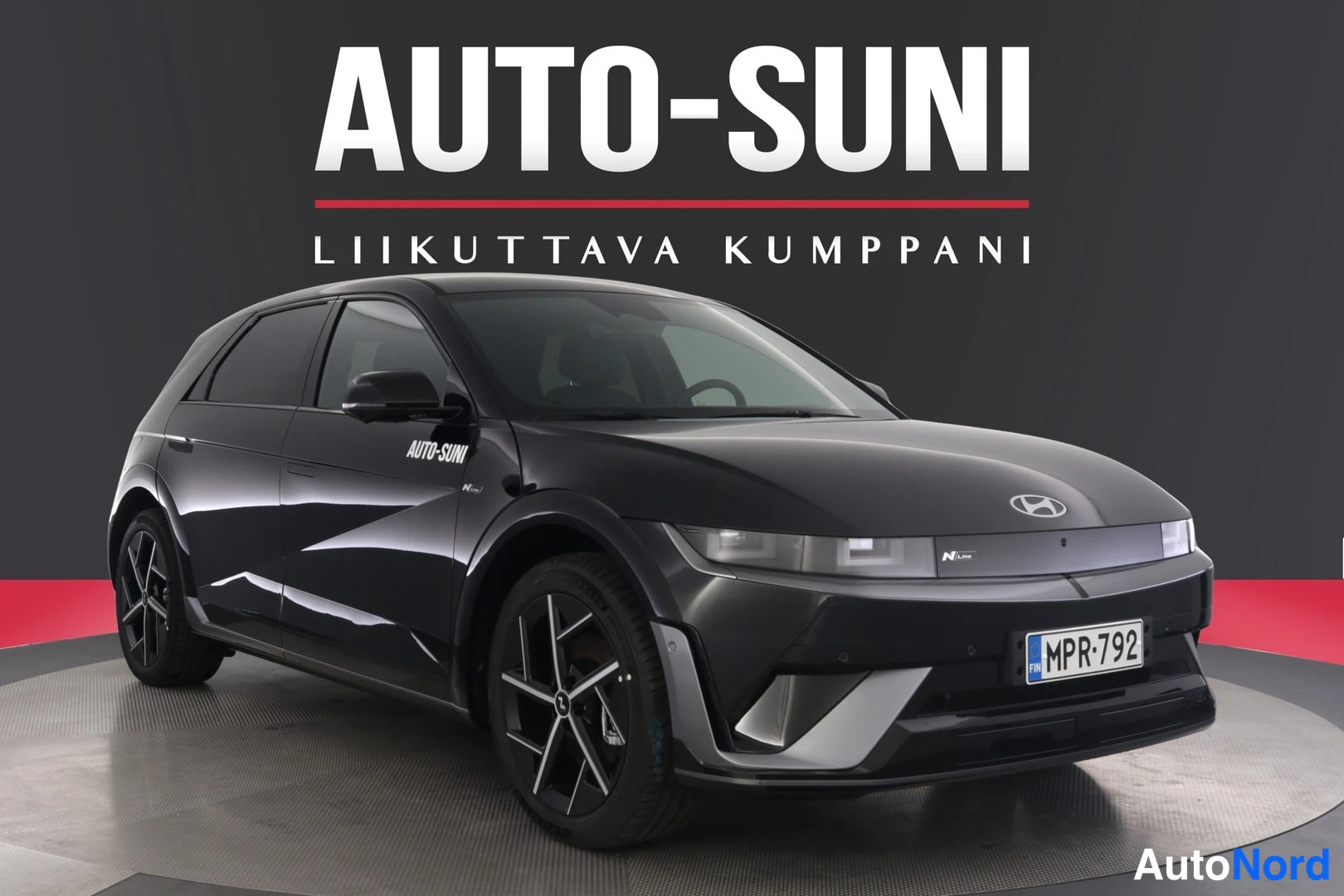 Etuviisto: Musta Hyundai Ioniq 5 -henkilöauto studio-valkopohjaisessa kuvassa kolmivaiheisessa etunäkymässä, rekisterikilpi näkyvissä.