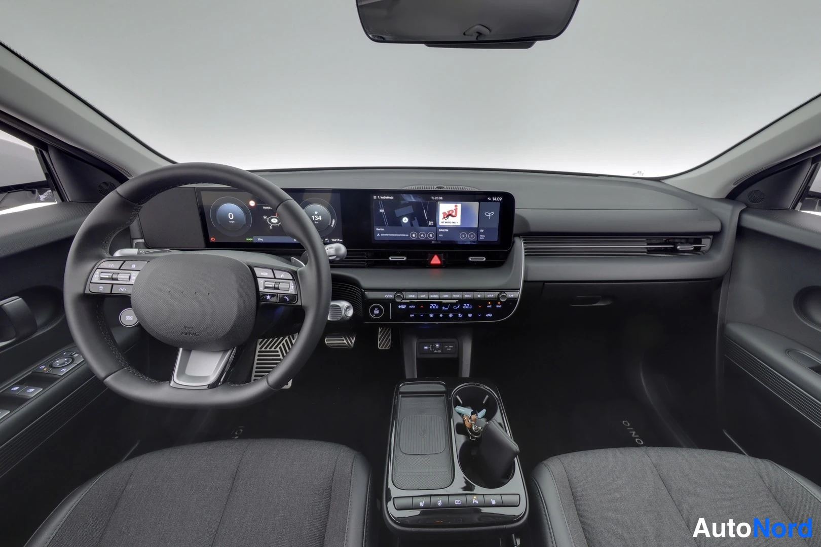 Muu: Ohjaamon näkymä: tumma kojelauta, kaksiosainen näyttö ja ohjauspyörä, Hyundai IONIQ 5.