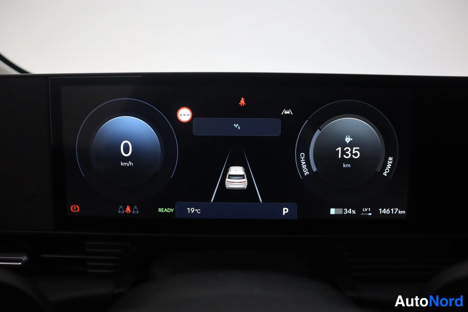Edestä: Hyundai IONIQ 5 84 kWh 229 hv Style 2025 auton mittariston digitaalinäyttö: nopeus 0 km/h, vaihde P, READY, riittoisuus 135 km, akun varaustaso 34 % ja kokonais