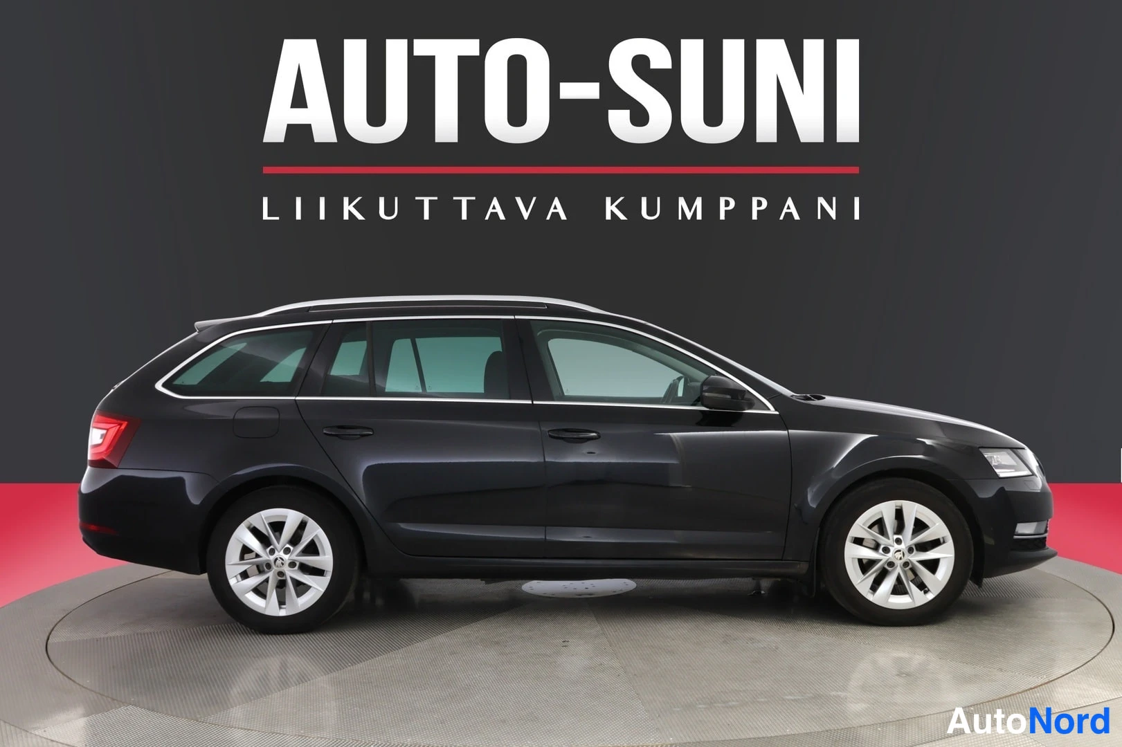 Musta Skoda Octavia 2017, sivulta, kuva 3