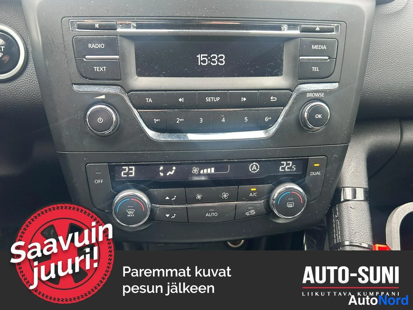 Yksityiskohta: Renault Kadjar 2017 sisäkuva: kojelaudan keskusyksikkö, radiopainikkeet (RADIO, MEDIA, TEL, SETUP), näyttö jossa kello 15:33, alla kaksivyöhykkeinen ilmastointi