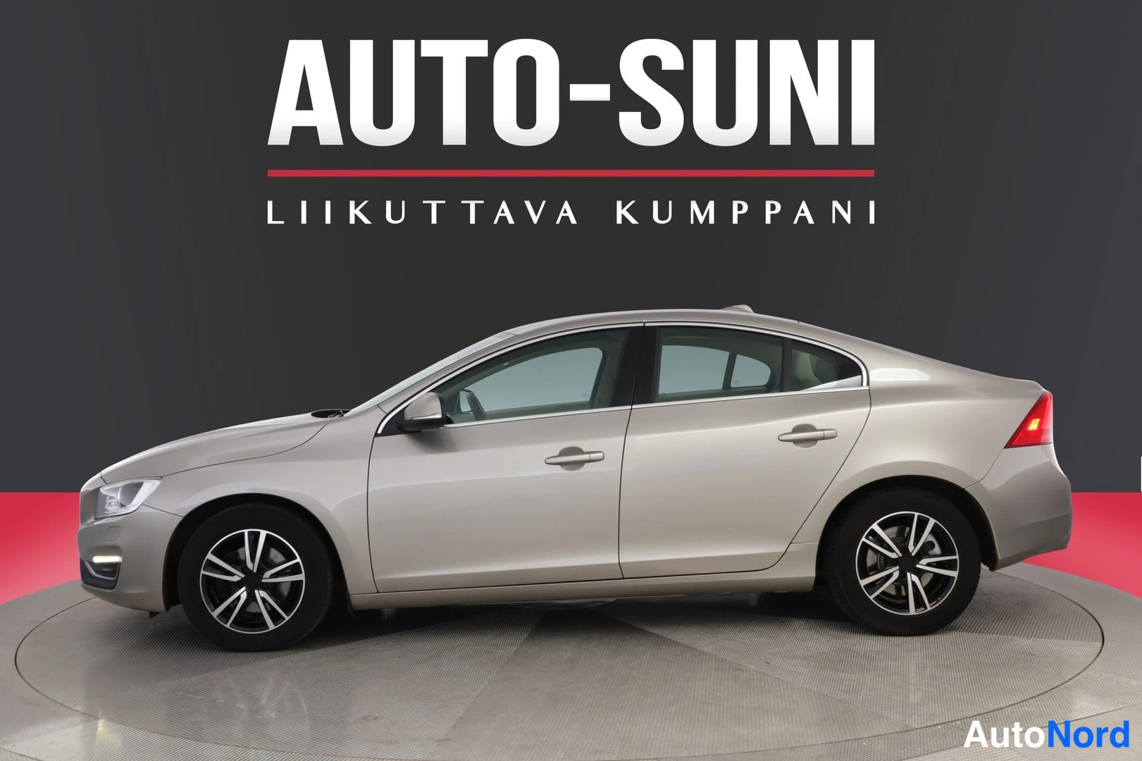 Harmaa Volvo S60 2015, etuviisto, keula vasemmalle, kuva 2