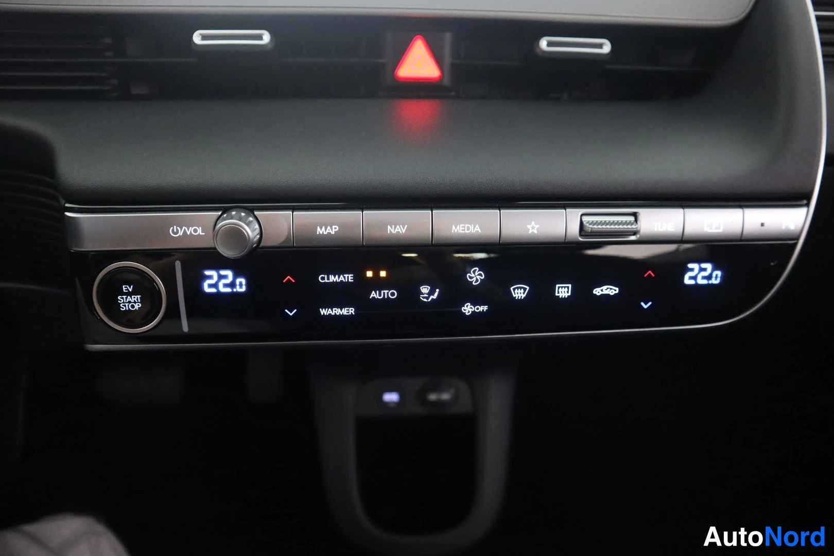 Muu: Ilmastointi- ja mediapaneeli lähikuvassa: MAP, NAV, MEDIA-napit, EV START STOP, lämpötila 22,0, CLIMATE, AUTO, WARMER ja DE-OFF.