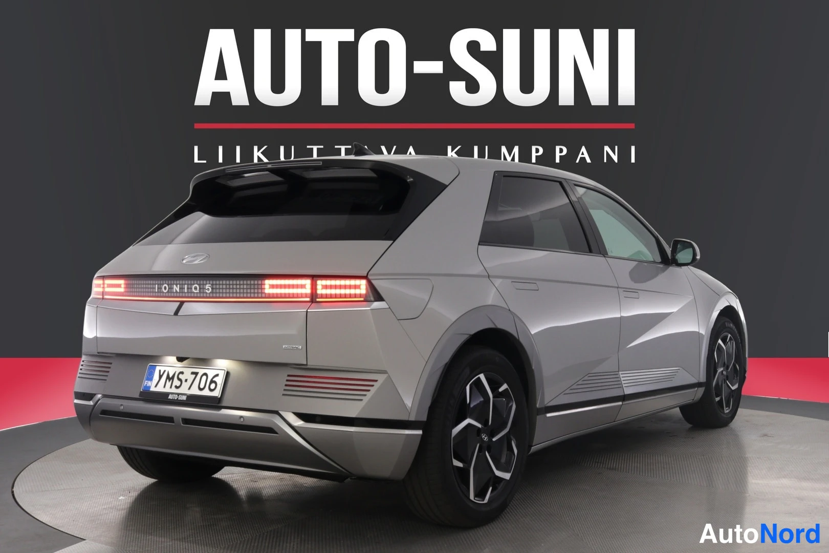 Takaviisto: Autosuni-logo tummalla taustalla; hopeanharmaan Hyundai IONIQ 5:n takakulmanäkymä suoralla pixel-takavaloilla, teksti IONIQ 5 ja rekisterikilpi.