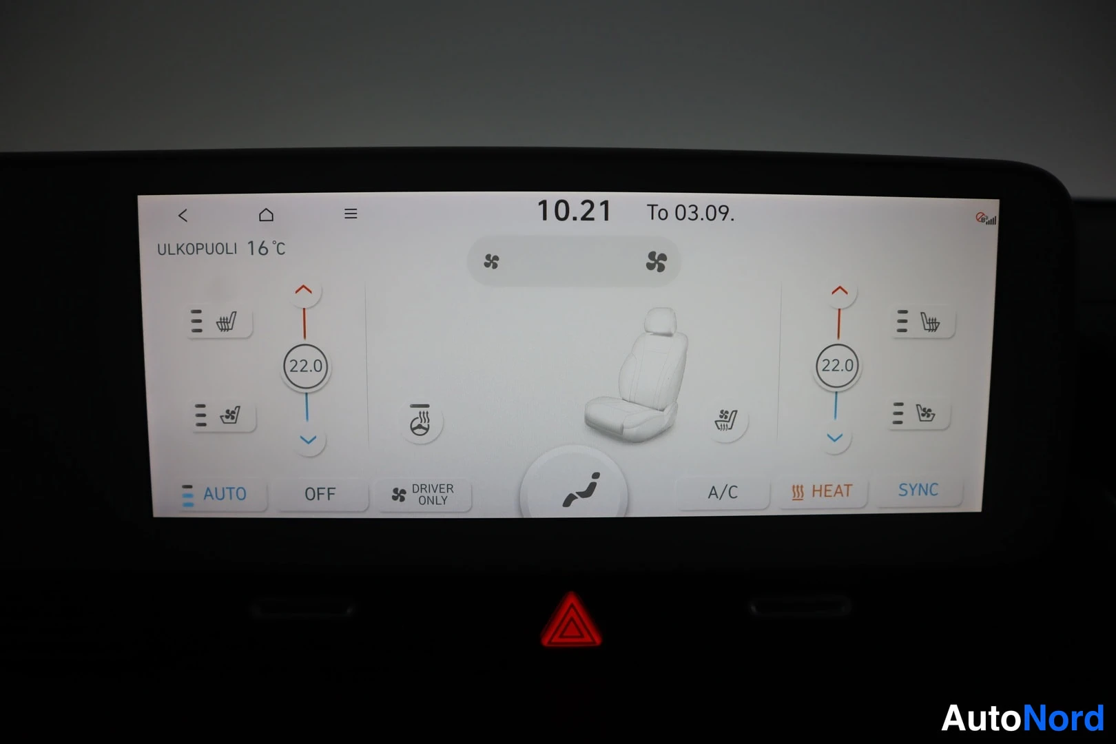 Yksityiskohta: Infotainment-näytön ilmastointinäkymä näyttää 22,0 asteen asetuksen molemmin puolin, ulkolämpötilan 16 °C sekä AUTO-, A/C-, HEAT- ja SYNC-toiminnot.