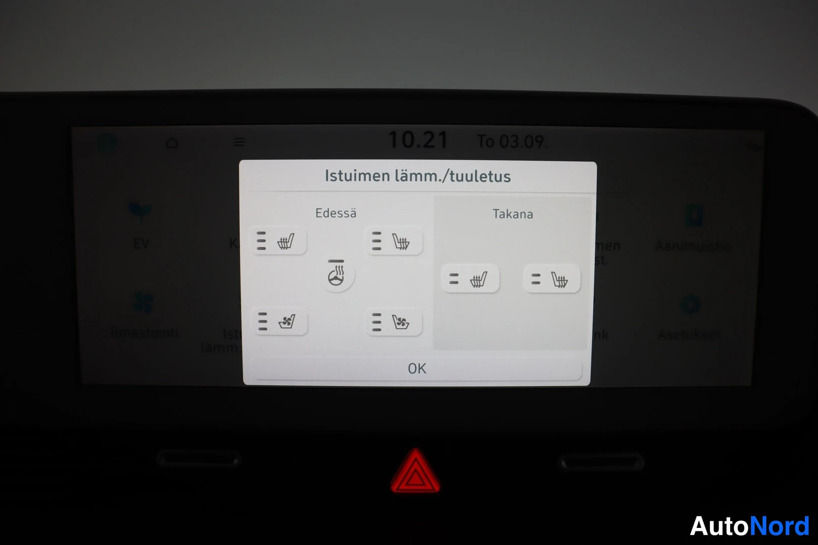 Muu: Infotainment-näytön valikko Istuimen lämm./tuuleetus: etu- ja takapenkkejä koskevat lämmitys- ja tuuletuspainikkeet.