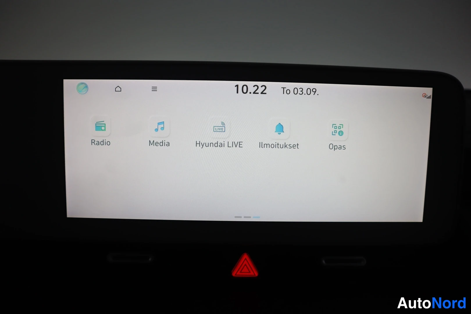 Muu: Infotainment-näytön päävalikko kuvakkeilla Radio, Media, Hyundai LIVE, Ilmoitukset ja Opas.