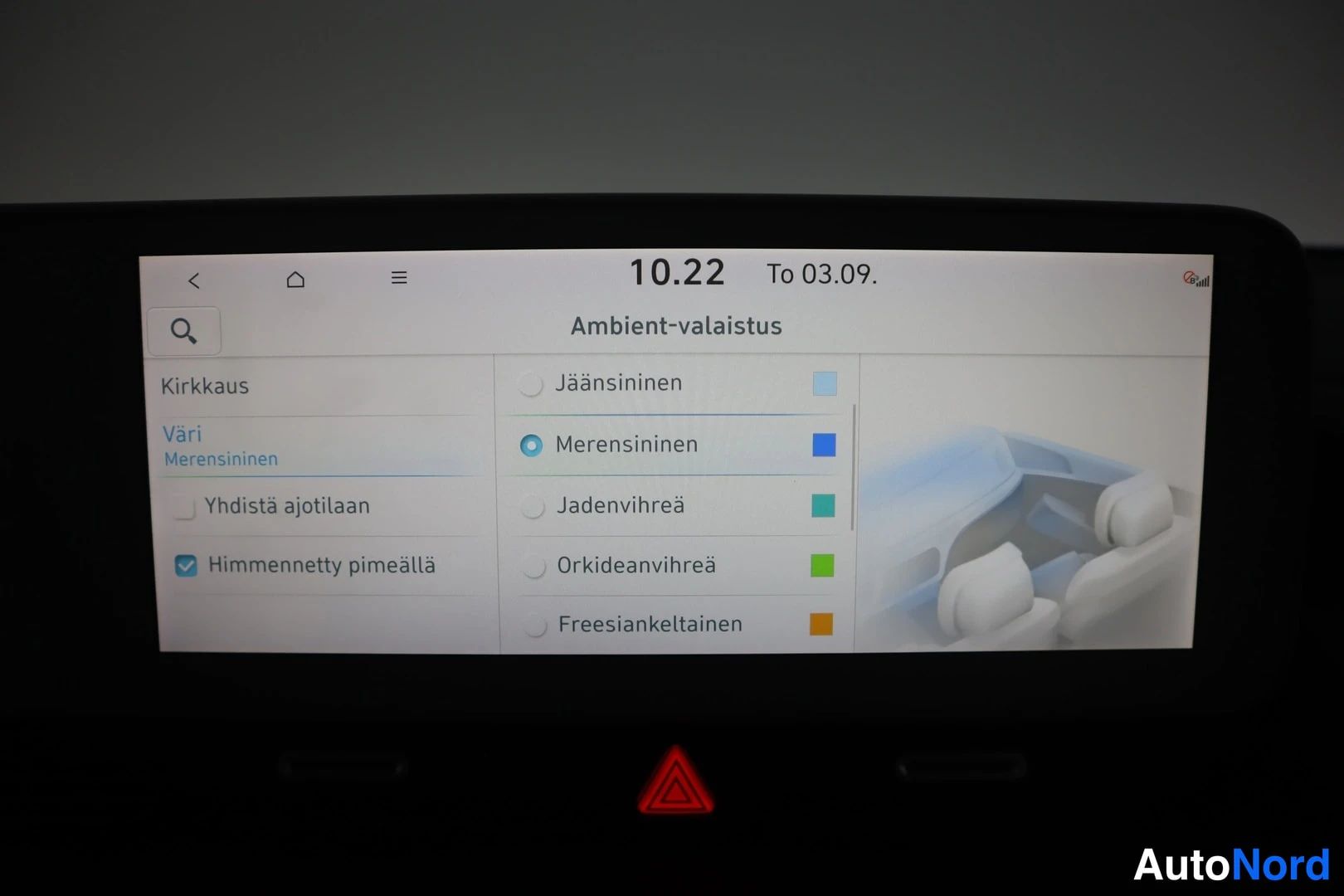 Muu: Infotainment-näytön Ambient-vaiaistus -valikko, väriksi valittu merensininen