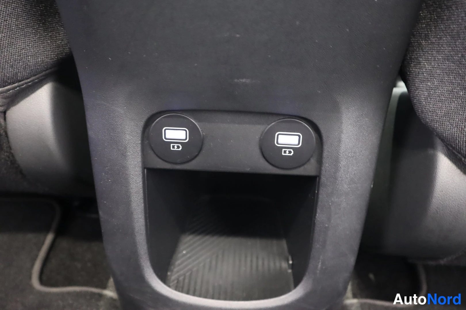 Yksityiskohta: Takaosan konsolin alla oleva lokero, jossa kaksi USB-latausporttia.