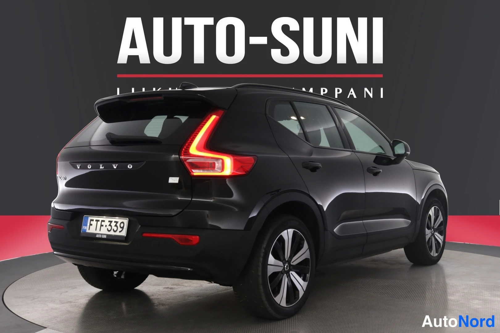 Takaviisto: Mustan Volvo XC40:n takakolmannelta kuvattu näkymä; tutkavalot, VOLVO-teksti ja rekisterikilpi.