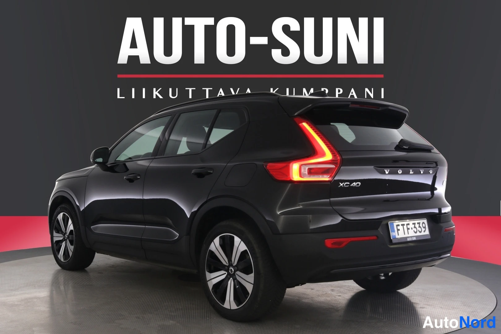 Takaviisto: Mustan Volvo XC40:n takakolmannelta kuvattu näkymä; XC40-teksti ja rekisterikilpi.
