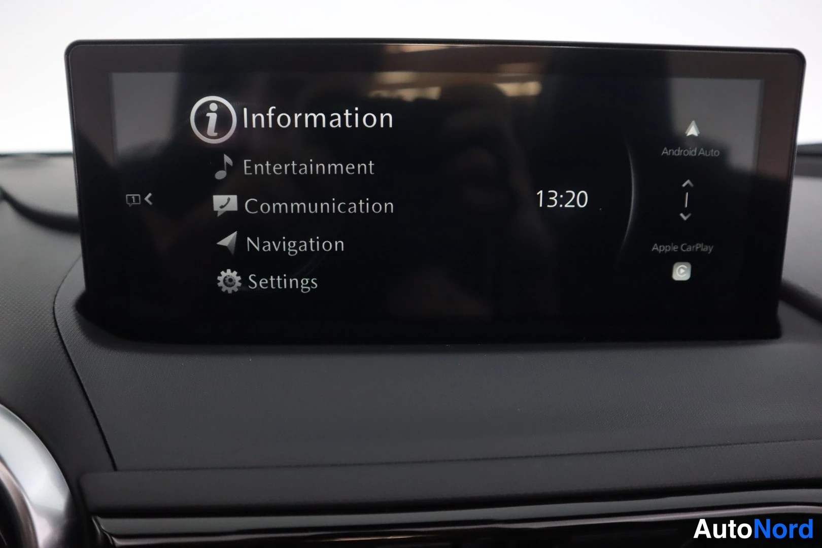 Muu: Auto näyttää valikon, jossa on kohdat Information, Entertainment, Communication, Navigation ja Settings.
