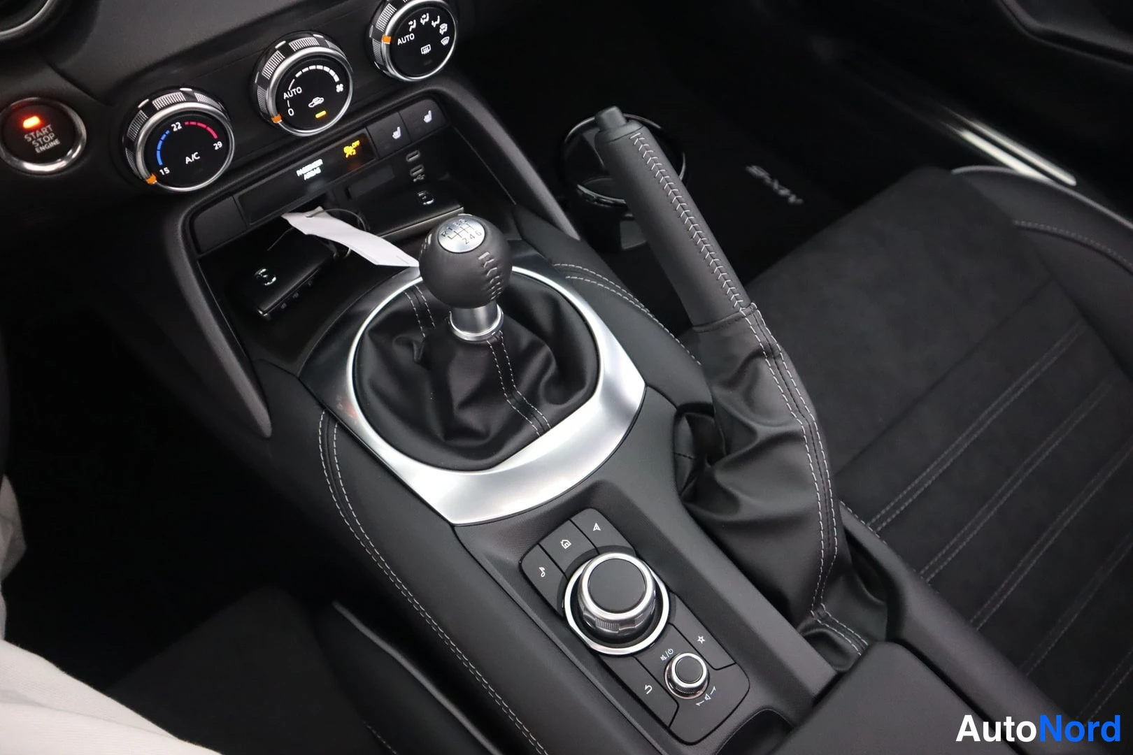 Yksityiskohta: Autojen sisällä: interiööri: säätimet, penkit, kompi