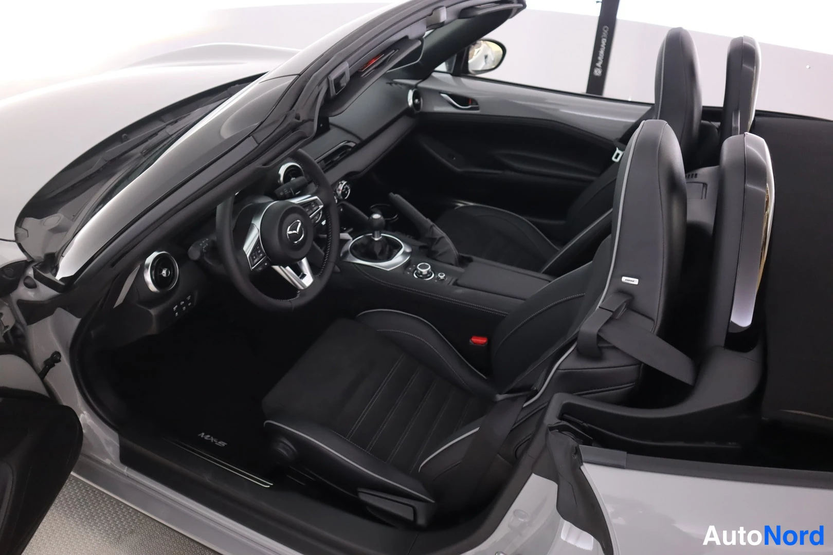 Muu: Mazda MX-5 sisätilat
