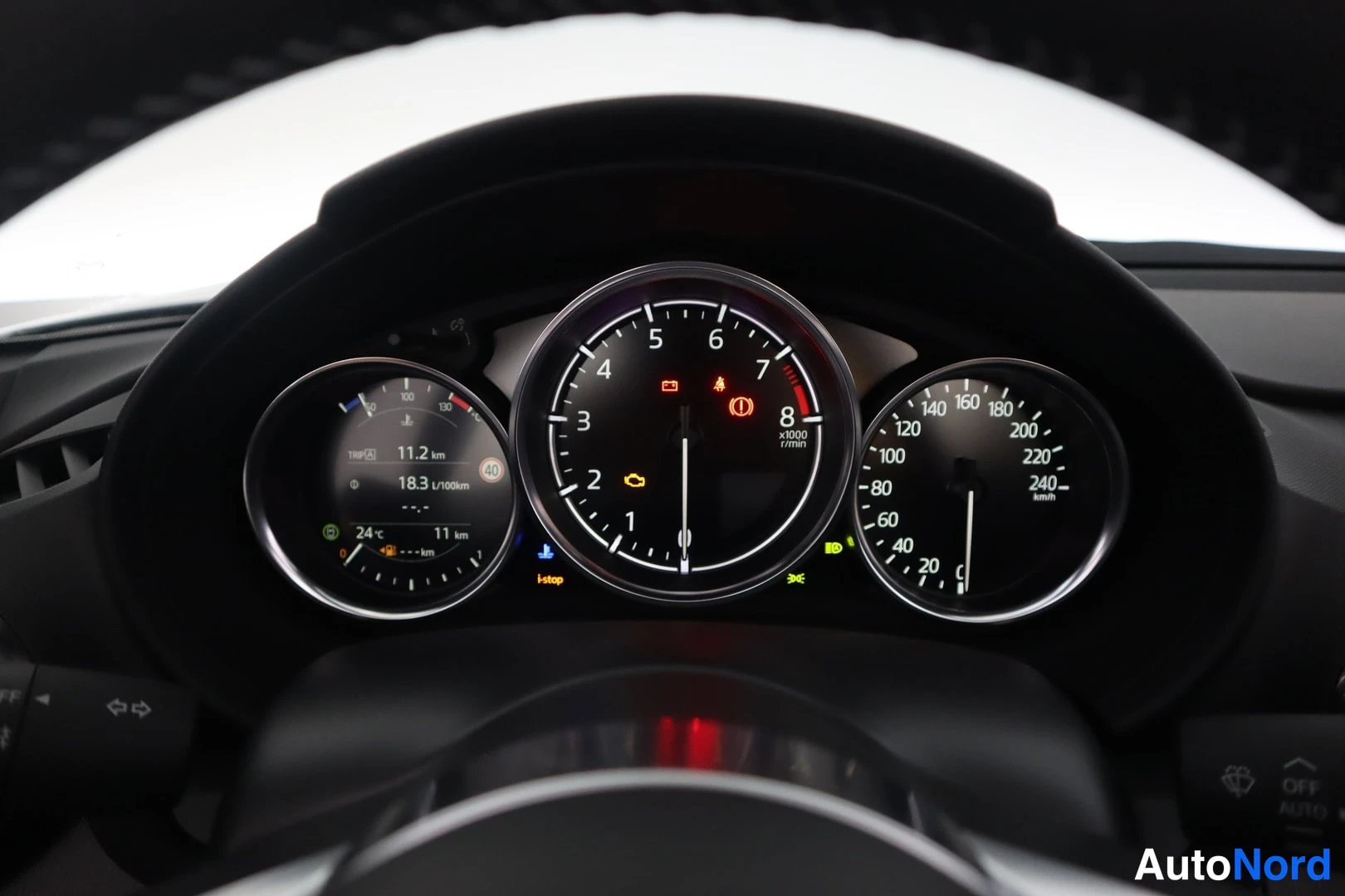 Muu: Auto näyttää 11,2 km matkan, 18,3 l/100 km kulutuksen, ulkolämpötilan 24 °C ja kellon 13:20.