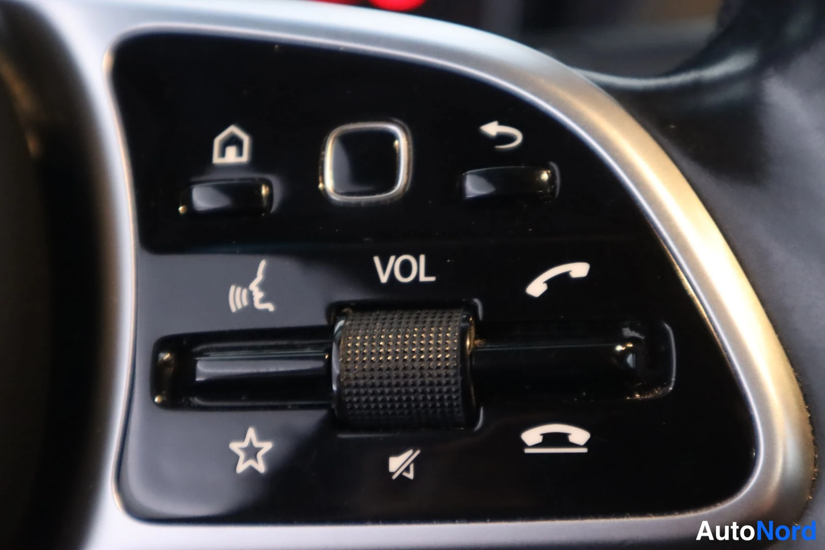 Yksityiskohta: Mercedes-Benz Sprinter 2019: Mercedes-Benz Sprinter 2019: ratin äänenvoimakkuus- ja puhelinsector otsikot merkinnällä VOL ja puhelinkuvakkeet.