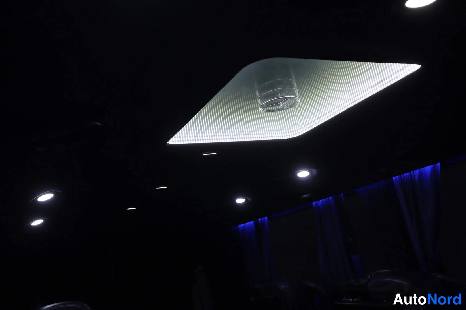 Muu: Sisäkaton suuri valaistu paneeli, jossa Mercedes-tähti-logo, katossa myös pienet sisävalot ja sininen tunnelmavalo verhojen yllä.