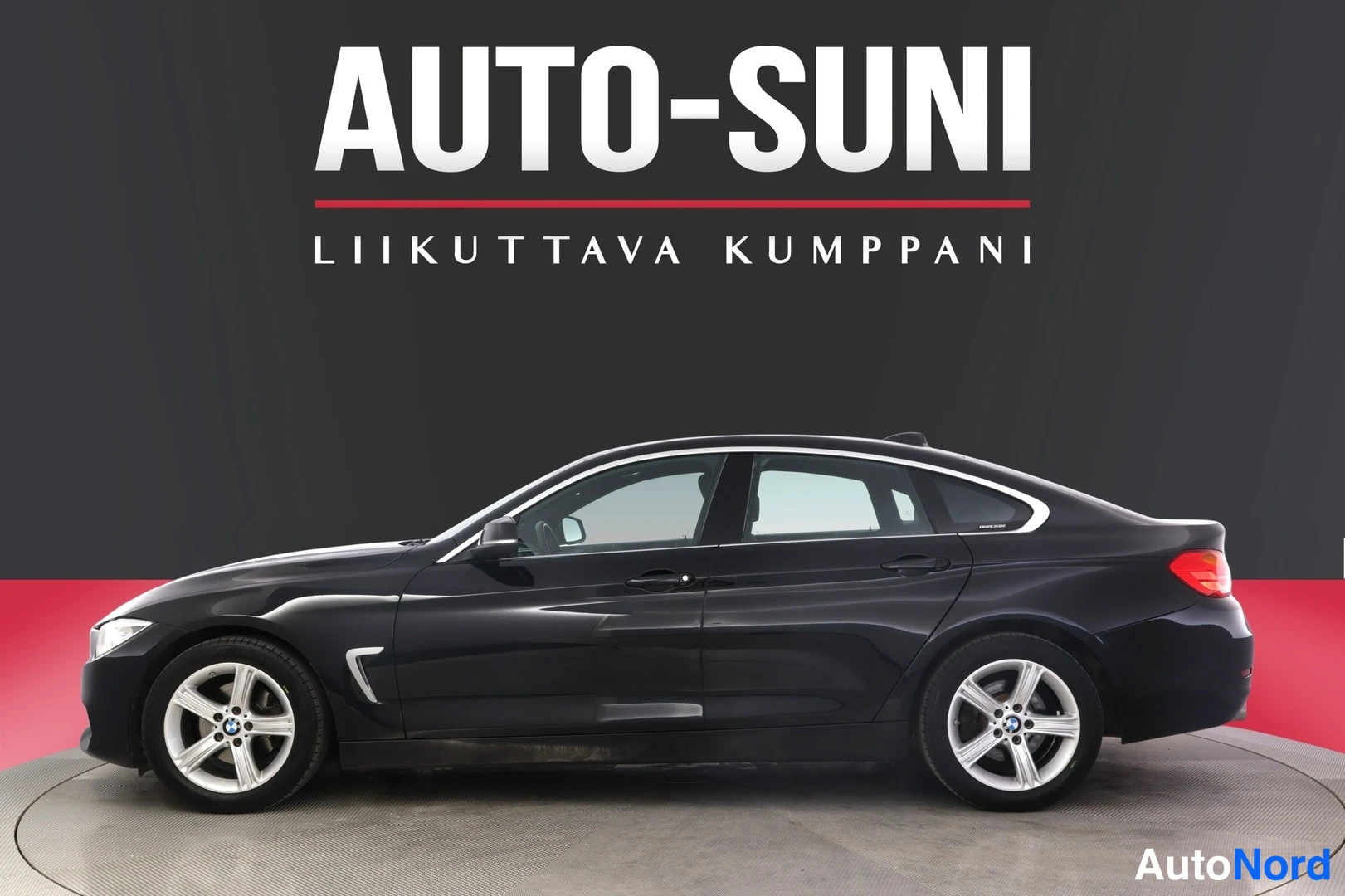 Sivulta: BMW 4-sarjan Gran Coupé -auton kylki- ja keulanäkymä studioissa, musta koripanelointi, hopeiset vanteet.