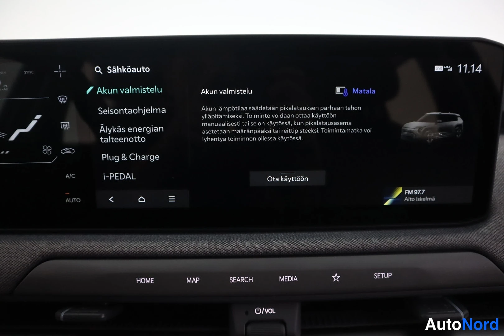 Yksityiskohta: Infotainment-näytön Sähköauto-valikko, Akun valmistelu -sivu, jossa selvitetään akun lämpötilan säätöä pikalatausta varten.