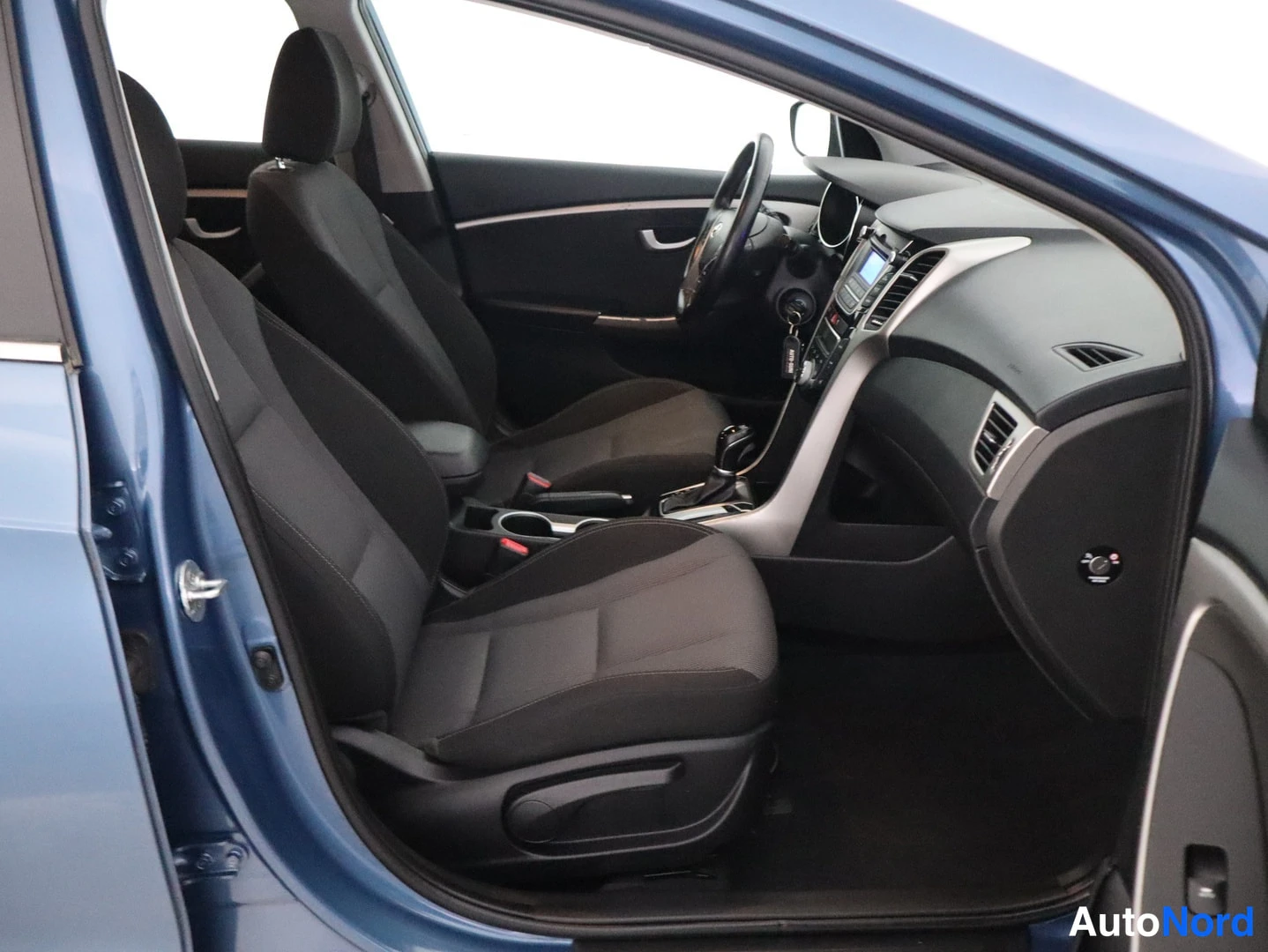 Sininen Hyundai i30 2016, edestä, kuva 4