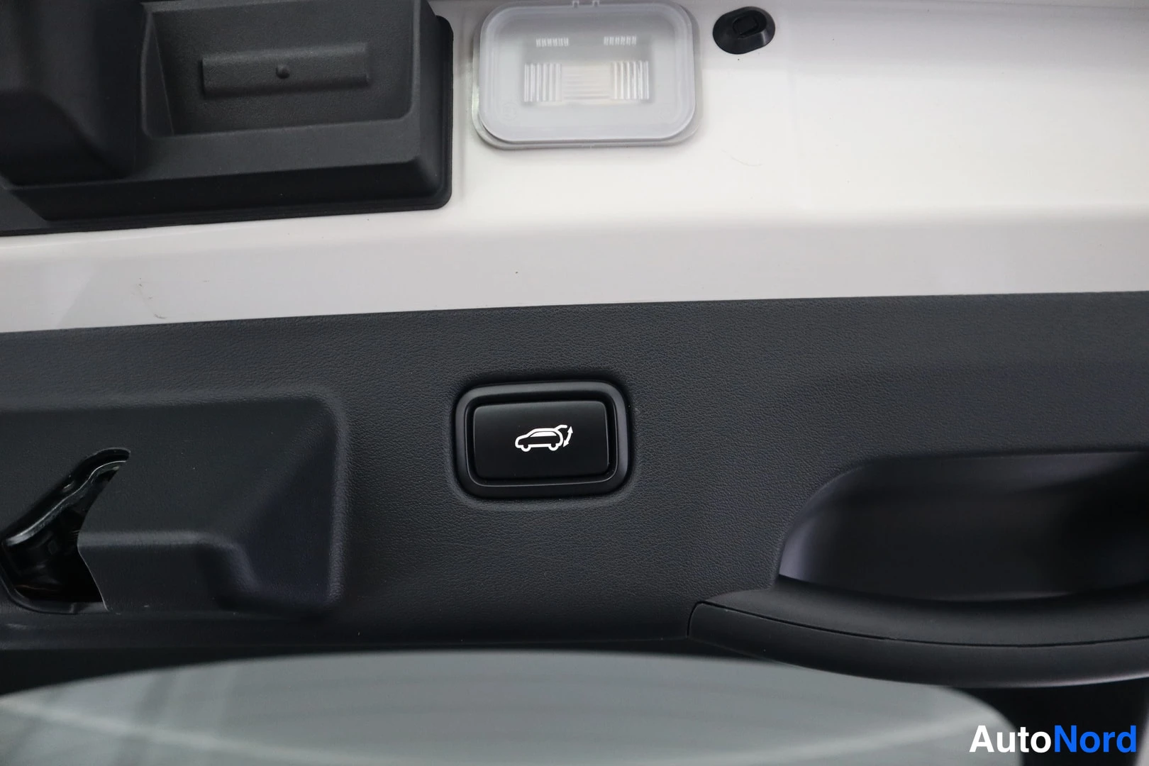 Yksityiskohta: Close-up of the gear shift knob and the center console of the vehicle, showing the manual gear shifter and the parking brake lever.