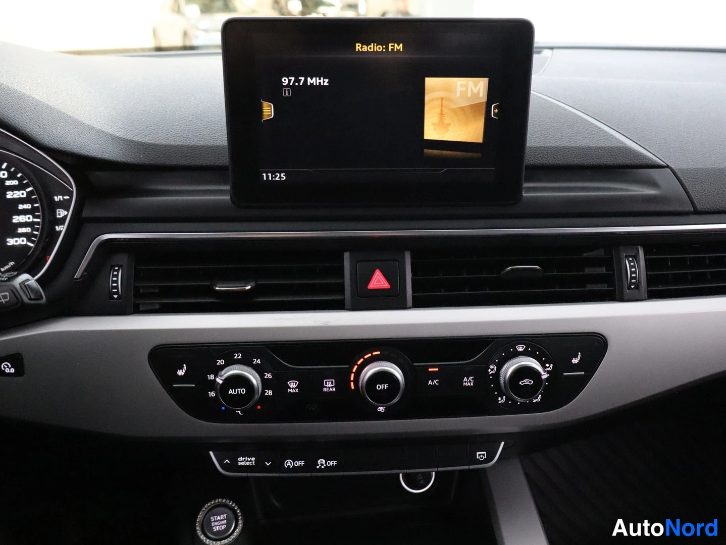 Valkoinen Audi A4 2016, kuva 15