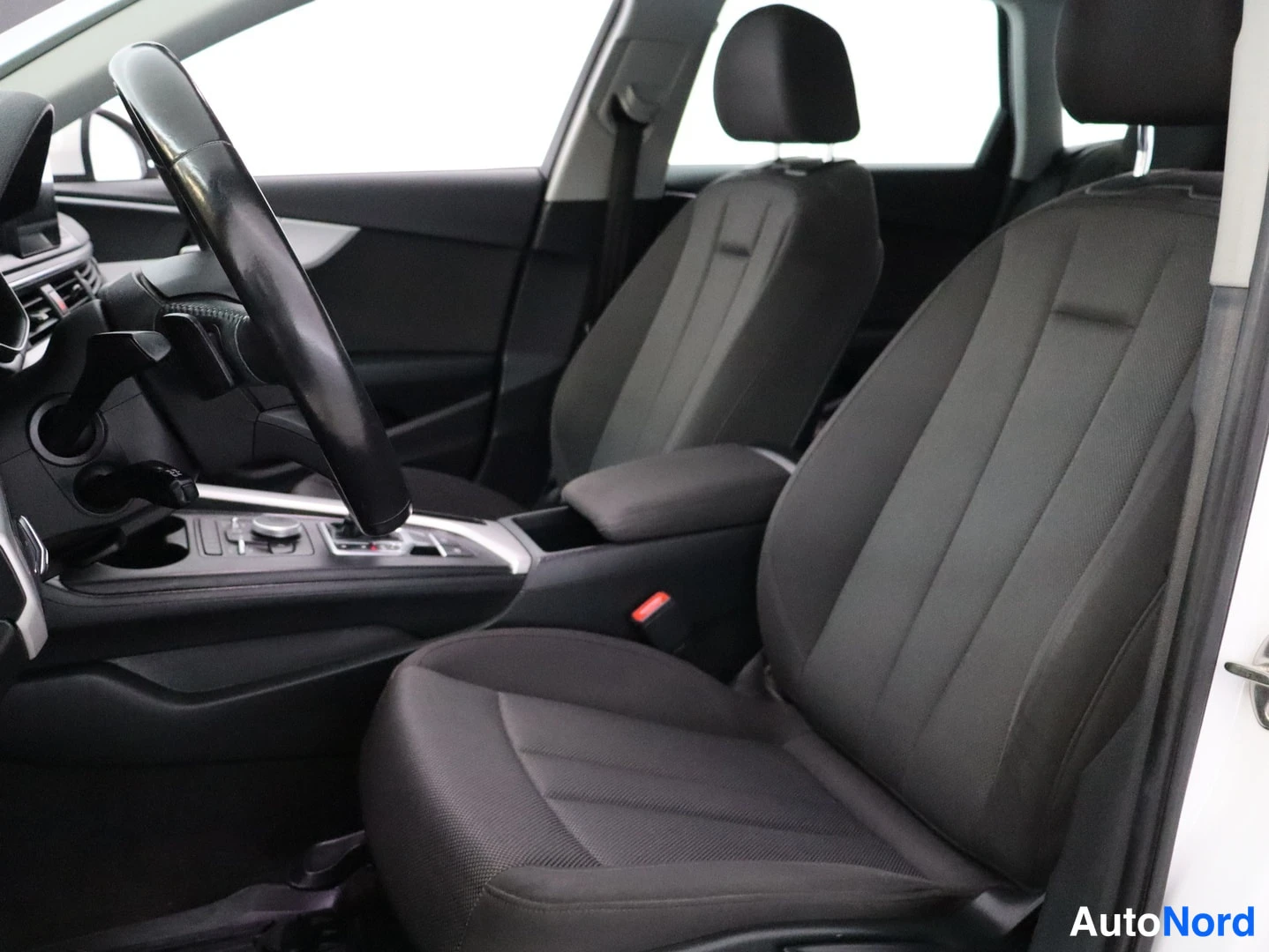 Valkoinen Audi A4 2016, kuva 22